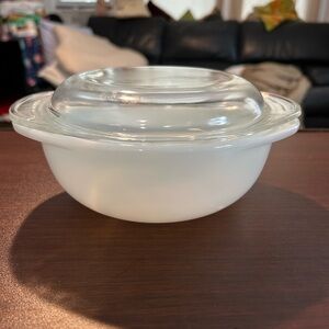 Vintage Pyrex 1 quart casserole with handles and lid true opal solid pattern.